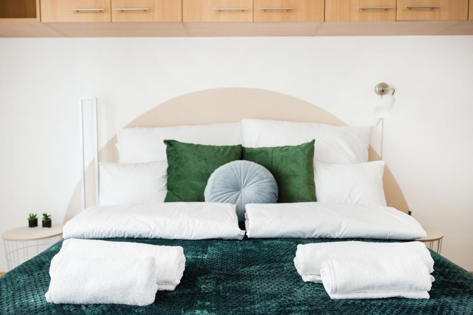 Modern Two-Bedroom Apartment With Free Parking Budapest Esterno foto
