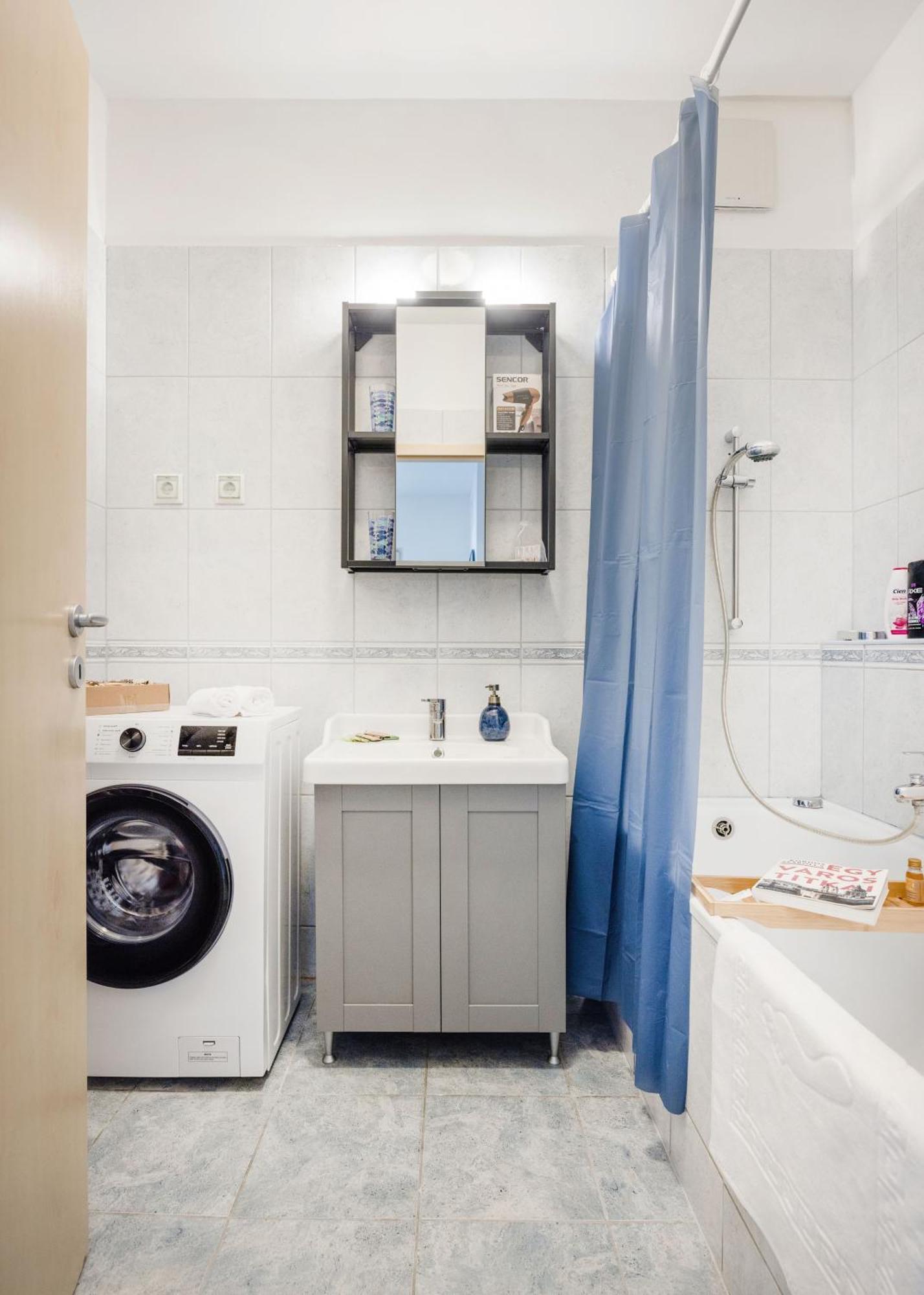 Modern Two-Bedroom Apartment With Free Parking Budapest Esterno foto